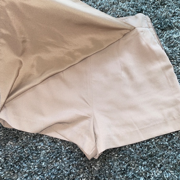 WORN ONCE! Khaki Colored Skort - Women's Size Small - Picture 3 of 7